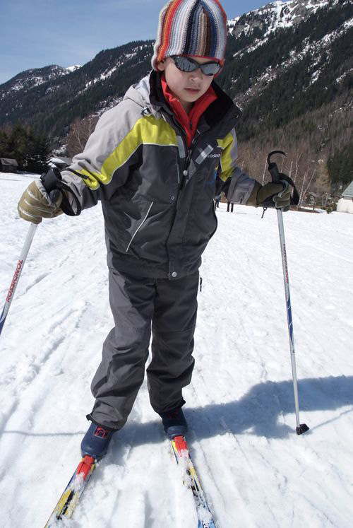 Youssef a adopté les skis de fond et est maintenant à l’aise comme un poisson dans l’eau !