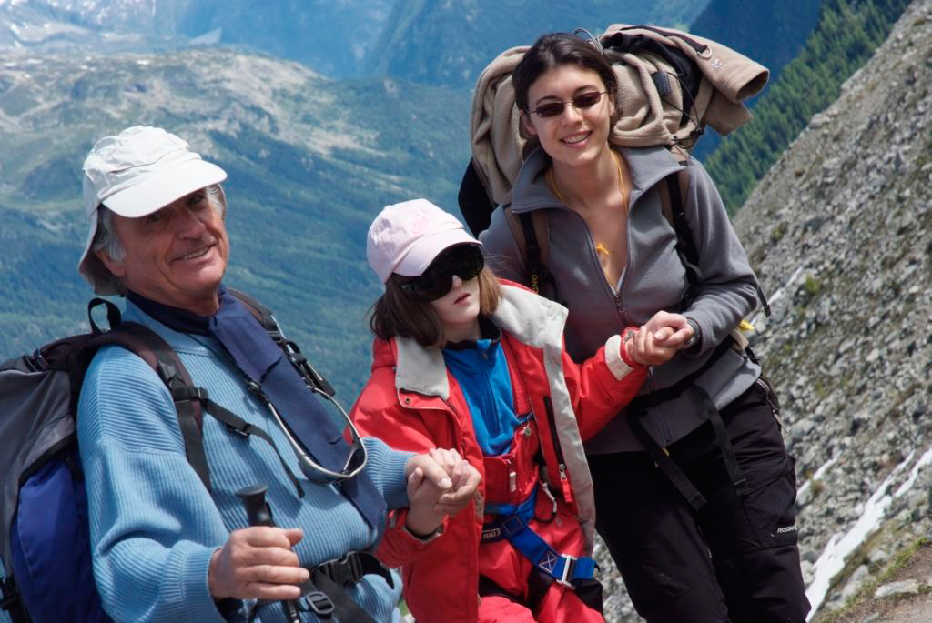 Mylène, entourée de ses deux guides, sent déjà l’odeur de la victoire !