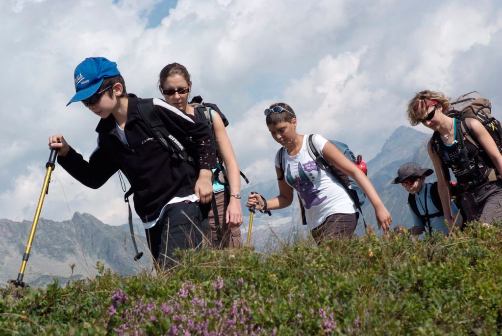 Il est gentil cet Alexis, il guide les grands et les autres petits dans la montagne ! (Nawel et Victor)