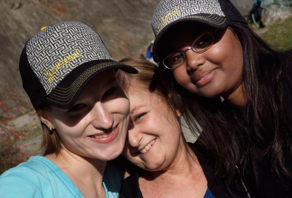 Trio de choc sous le soleil alpin : Sri, Marina et Ana-Maria