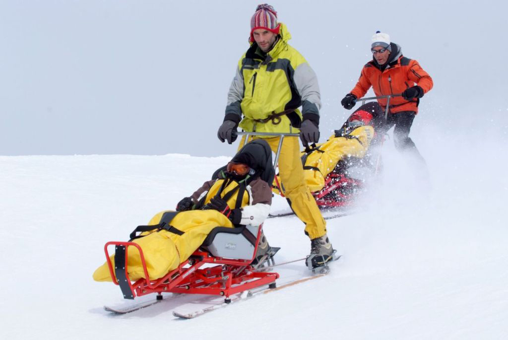 Victoire trouve ça vraiment très drôle d’arroser ses copains de neige !