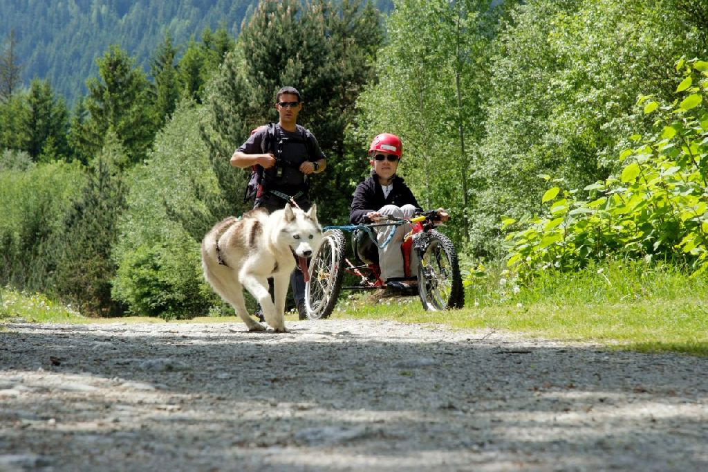 Quentin aux manettes du tricycle, accompagné de Jérôme !