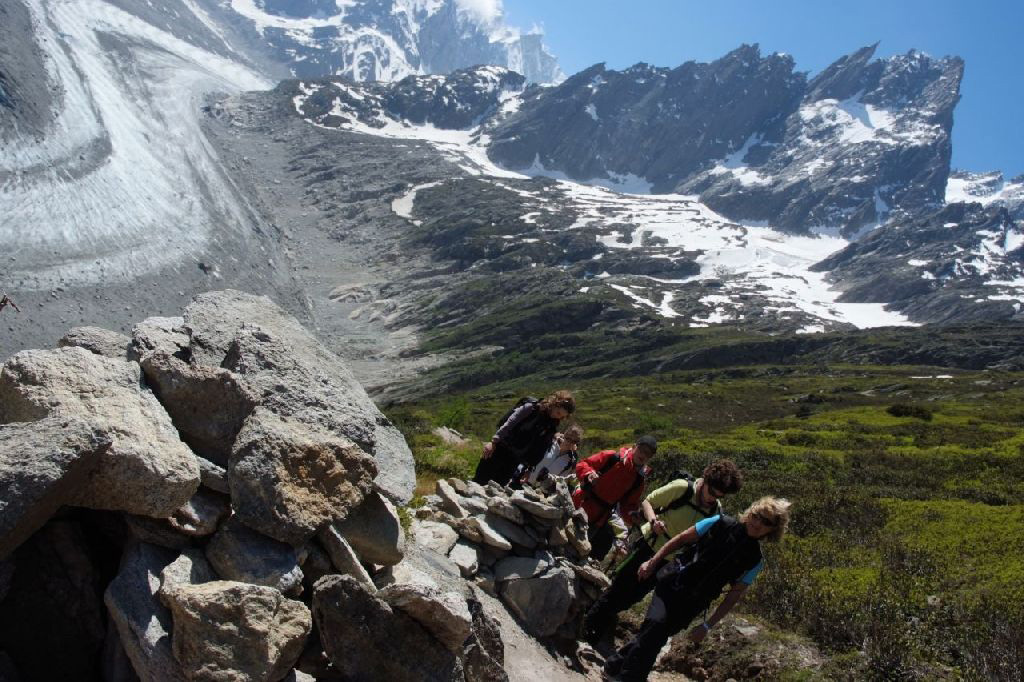 Avec comme arrière-plan les grandes Jorasses, nous continuons à grimper vers notre sommet !