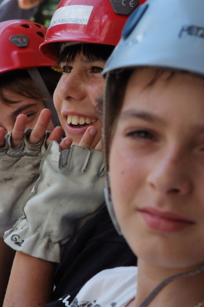 Mitaines aux mains et casque vissé sur la tête, c