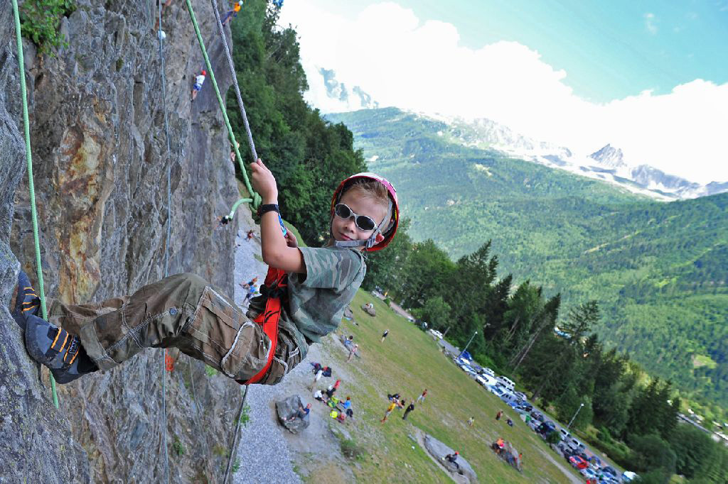 Gabriel pour une pose avec les montagnes.