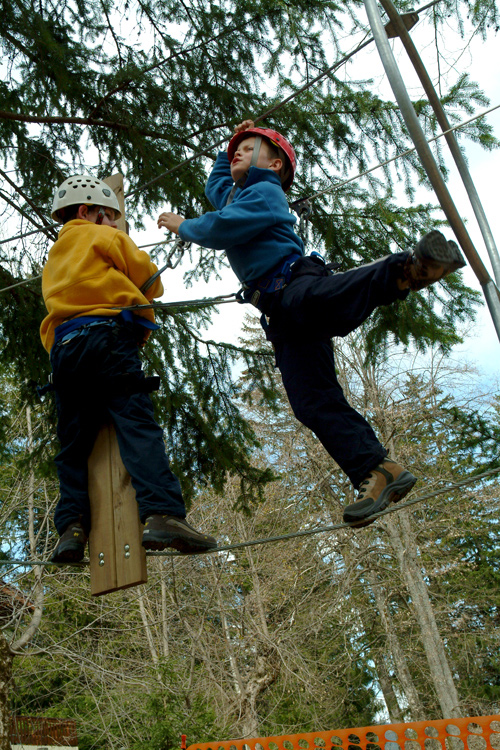 Même entre deux arbres, Arthur a toujours le temps pour un petit pas de danse !
