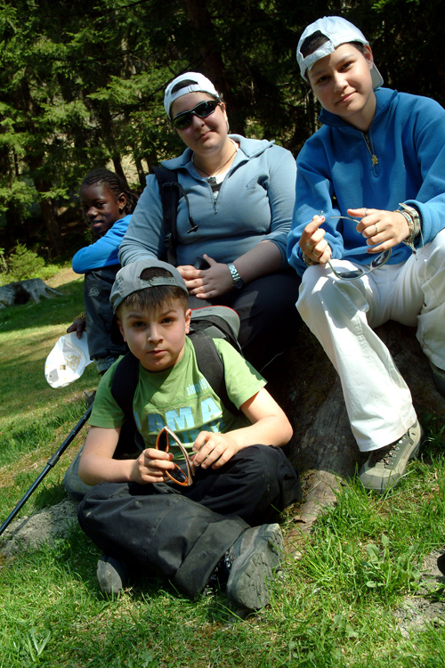 Un peu de repos, ça ne fait pas de mal, surtout qu’il en reste des choses à faire cette semaine ! (Antoine, Naomi, Estelle et Laurence).