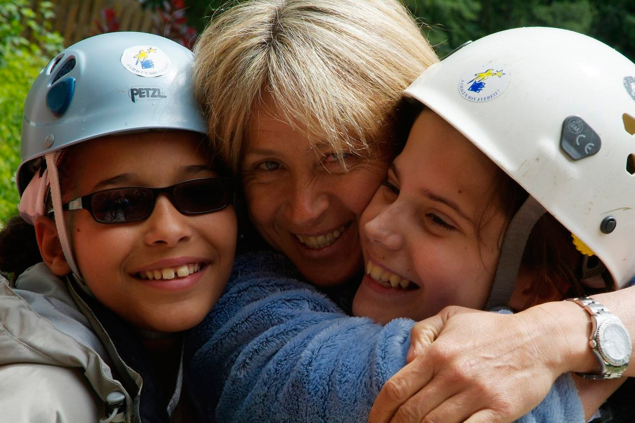 Accro-embrassade ! Sophia et Delphine, entourant Christine !