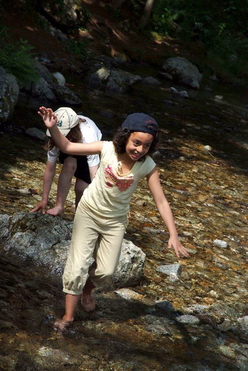 Quand Sihame a dit d’accord pour un bain de pieds, elle pensait que l’eau serait un peu plus chaude !