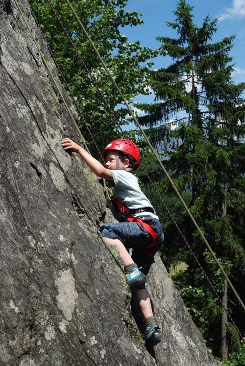 Collé à la paroi, Léo ne fait plus qu’un avec la montagne !