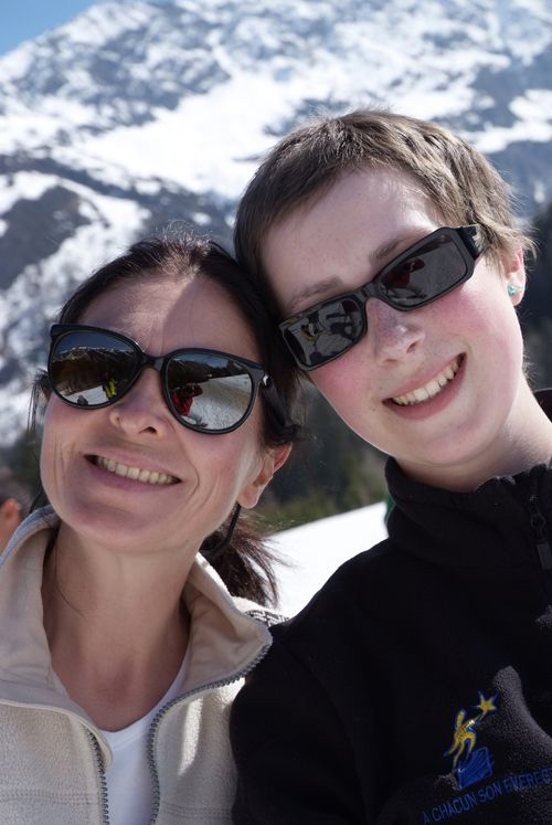 Allez, on profite un peu du soleil maintenant, on veut prendre de belles couleurs à Chamonix ! (Roselyne et Hélia)