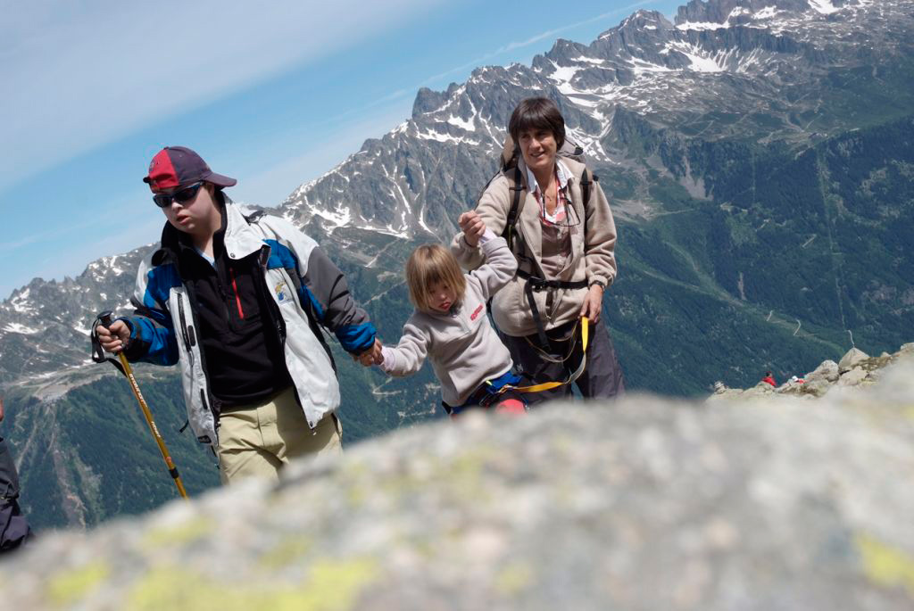 Nicolas est un prince charmant, il accompagne Pauline jusqu’au sommet !