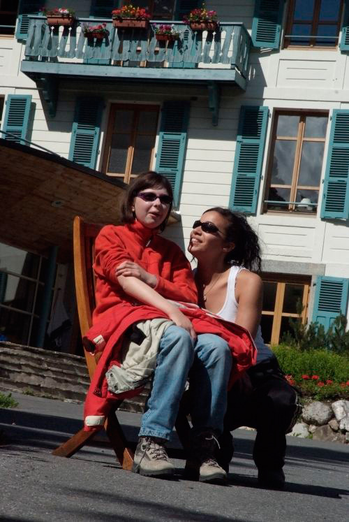 Petite pause bronzage pour deux tyroliennes au repos : Lucille et Donia.