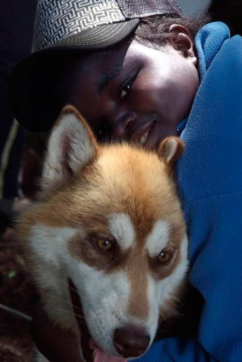 Câlin canin obligatoire ! Douce complicité entre 2 champions ! (Aïssetou)