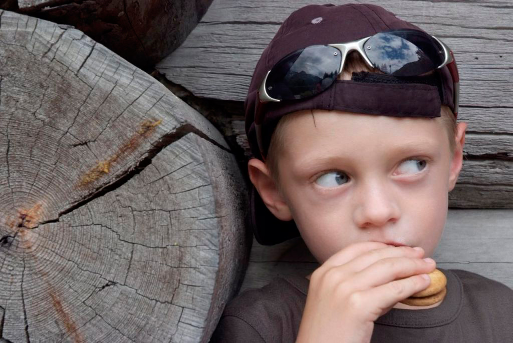Même pendant la pause goûter, Jérémie ne lâche pas son sommet du regard !