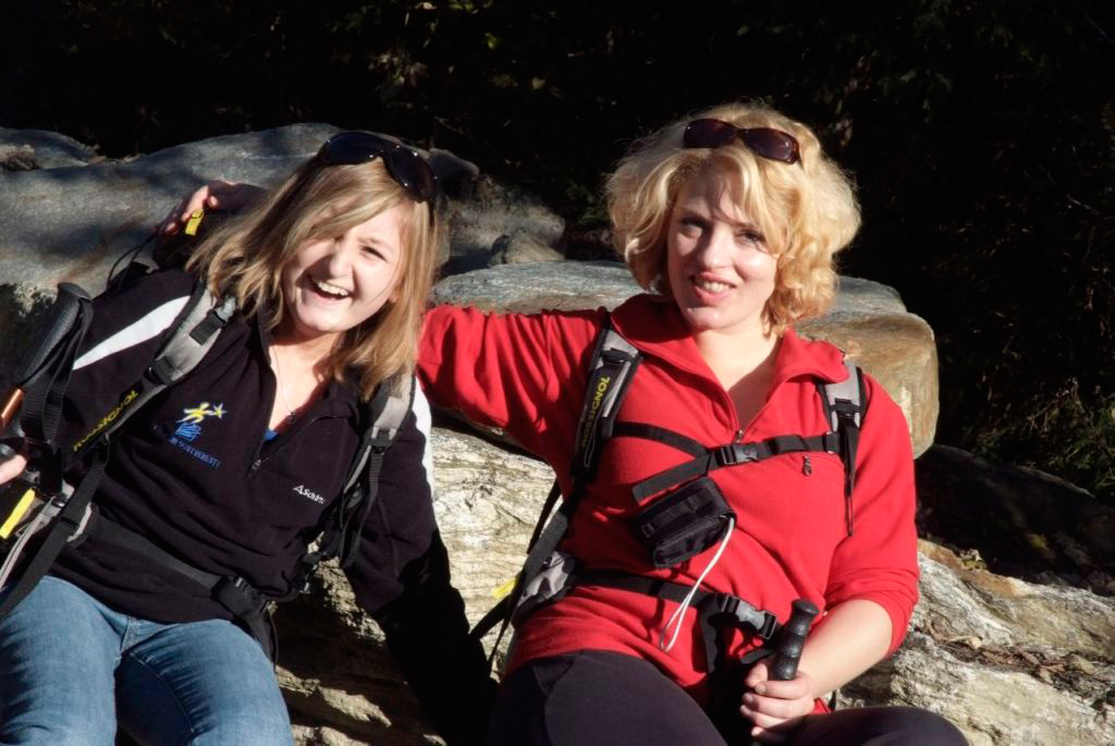 Les efforts renouvelés n’ont pas l’air d’affecter le moral de ces demoiselles… (Marina et Laura)