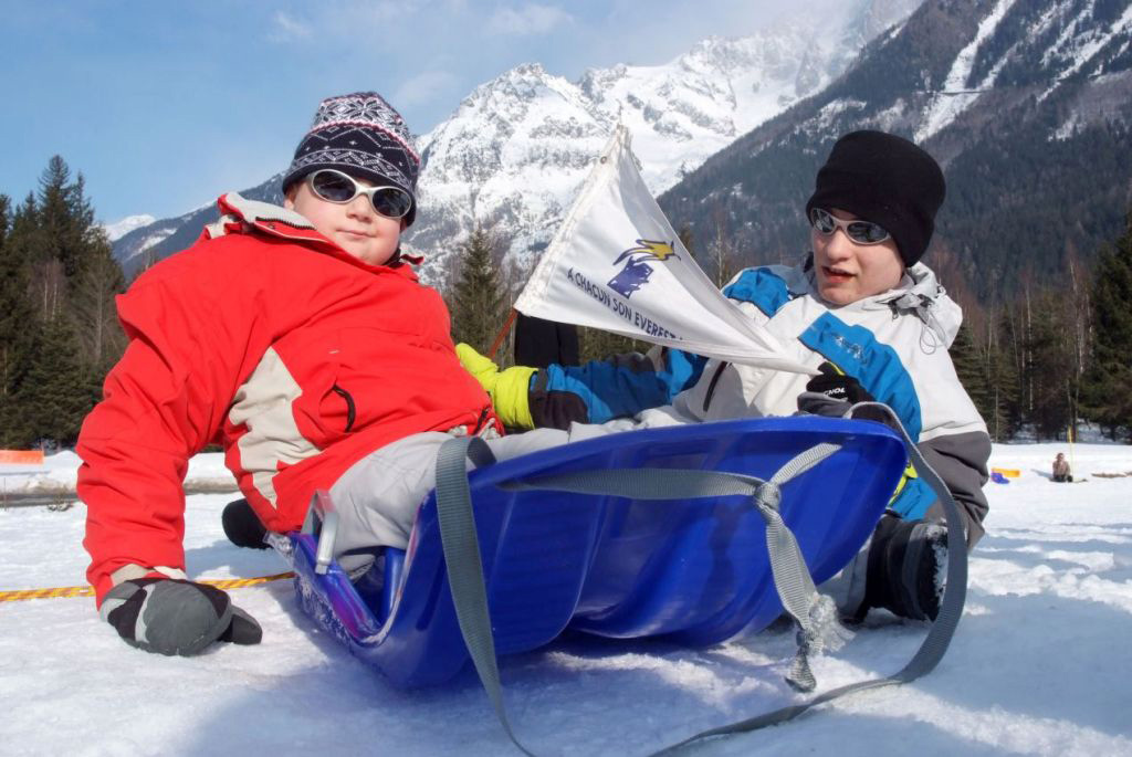 Nicolas et Stan sont fiers de vous montrer leurs toute nouvelle luge tout-terrain !