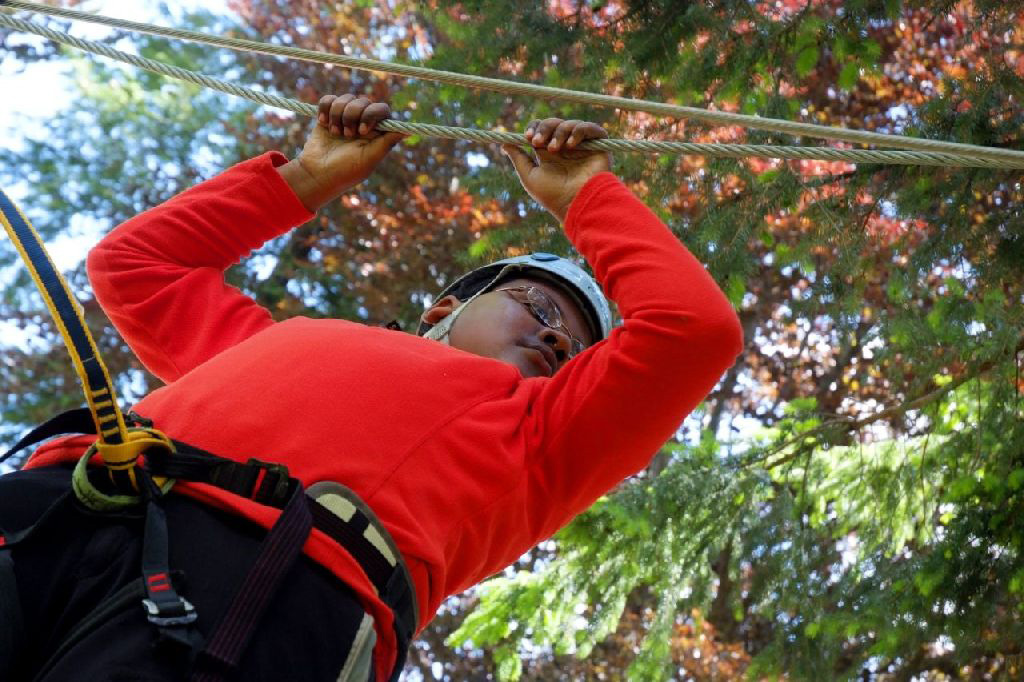 En toute sérénité, usant de son flegme comme d’une arme, Paul évolue sans heurt sous la cime des arbres !