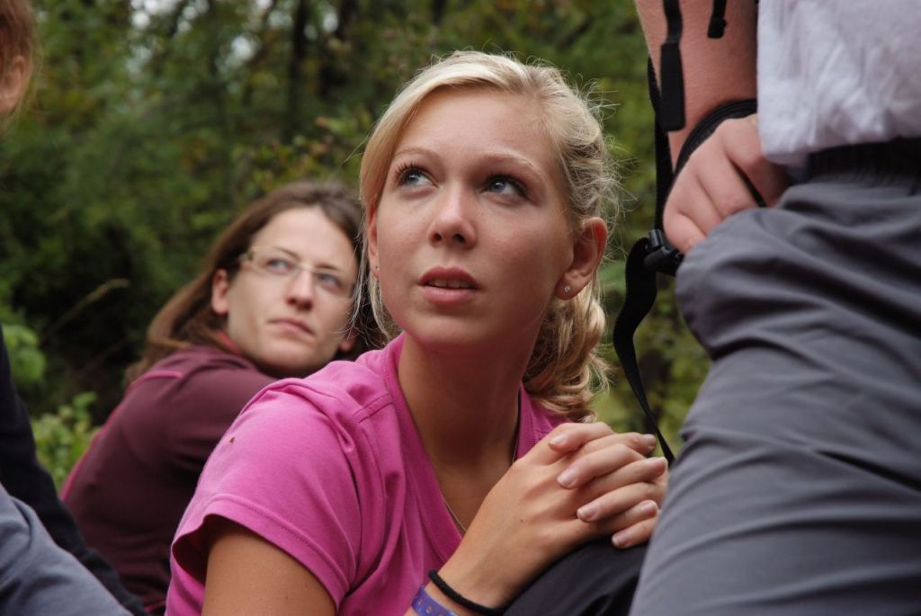 Regard admiratif de Camille sur ses compagnons grimpants !