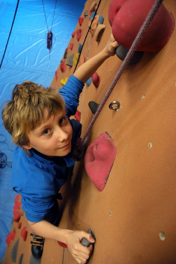 Tom rampe sur le mur.