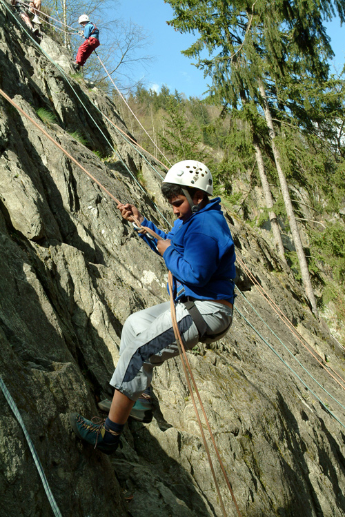 Ismaïl est devenu un accro de la descente en rappel, en solo s’il vous plait !