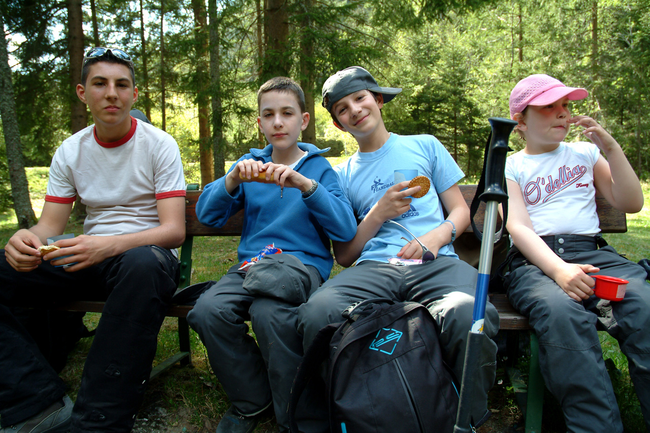 Posez les sacs, installez vous, c’est l’heure du casse-croûte ! (Sébastien, Mickaël, Clément et Manon).