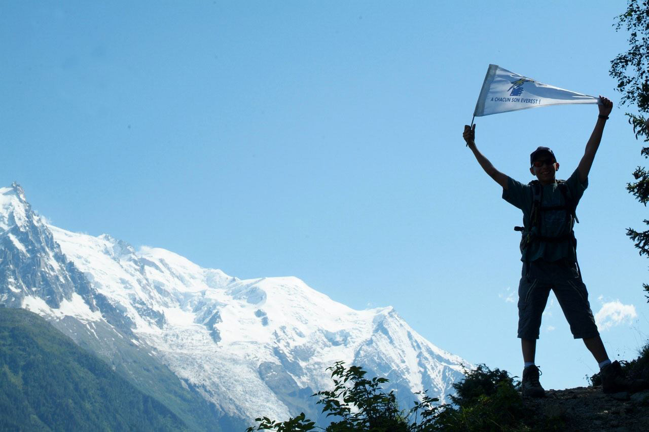 Je vous présente en exclusivité mondiale les couleurs que nous planterons au sommet de notre Everest !(Thomas)