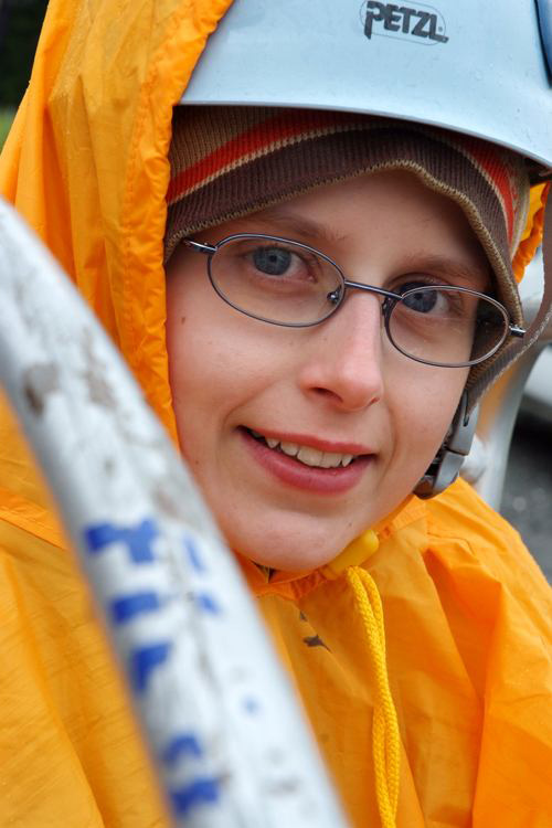 Contre la pluie, elle a la solution Pauline : un bonnet, un casque et une cape de pluie !