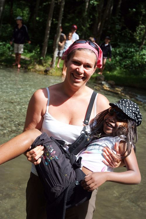 Marthe a trouvé un moyen pour traverser sans se faire mouiller, merci Sandrine !