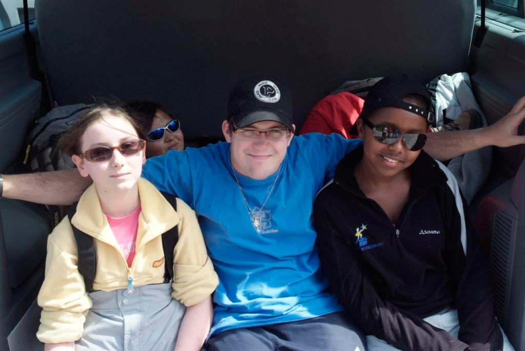 Fin d’activité ! Petite pause à l’arrière du camion… Les jeunes filles entourant LE champion !