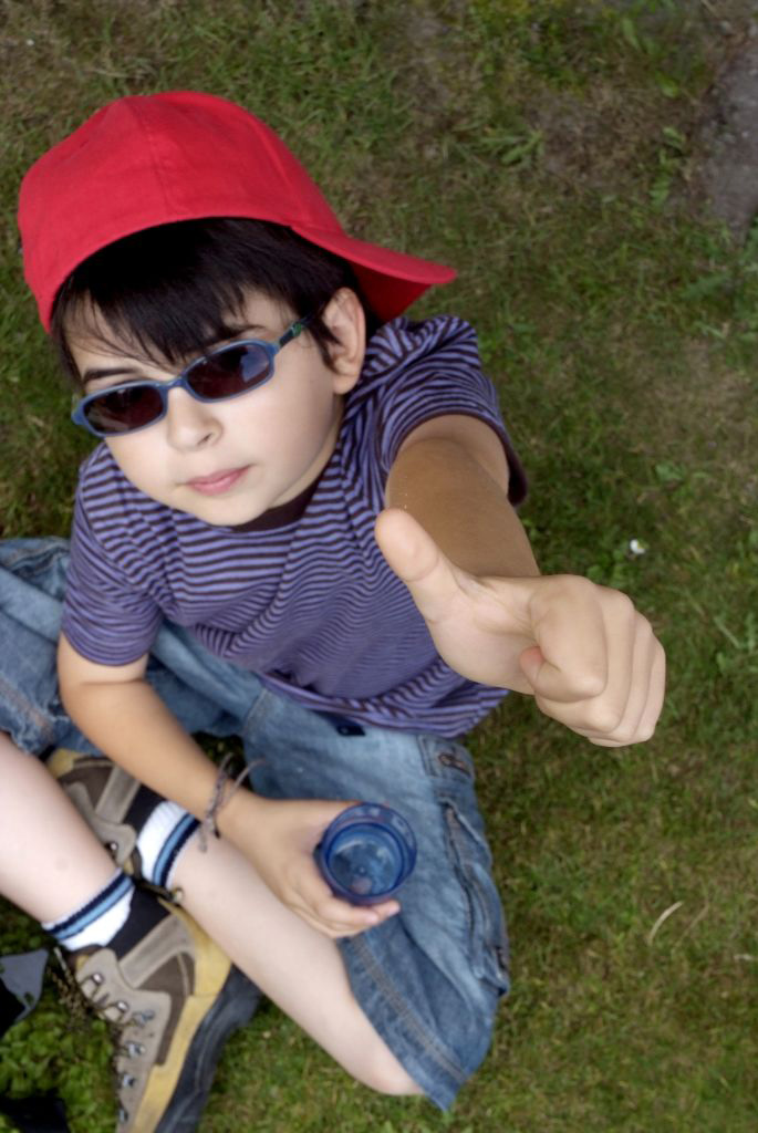 Casquette bien arrimée et lunettes de soleil de pro, Maxime est au top de la cool attitude !