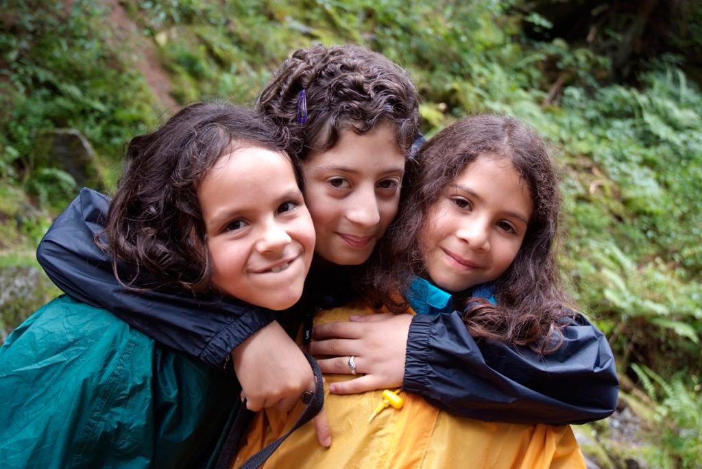 Malgré une petite averse, on a le droit à de magnifiques sourires  aujourd’hui ! (Claire, Sarah et Louisa)