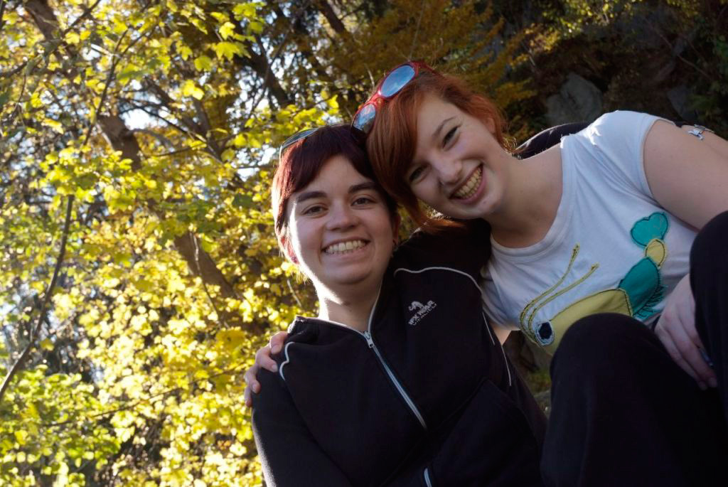 Compères au repos sous les cimes baignées de soleil : Agnès et Laura
