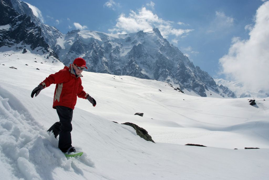 Entraînement à la descente en raquettes sur fond d’Aiguille du Midi, beau spectacle Dimitri !