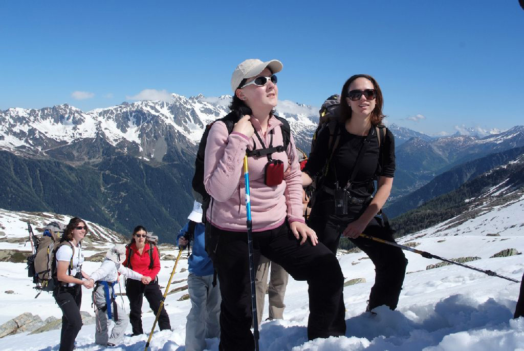 Un petit coup d’œil sur le sommet, Cyndelle ne perd pas son objectif des yeux !
