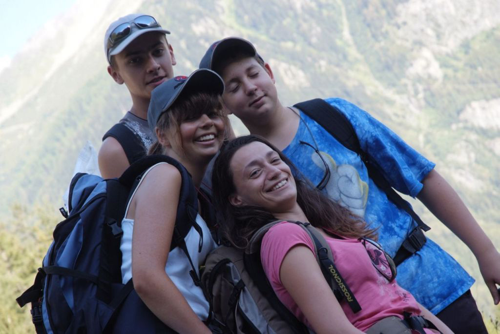Juste avant d’attaquer la descente, petit regroupement amical (Emilie, Mézian, Aïna et Antoine)