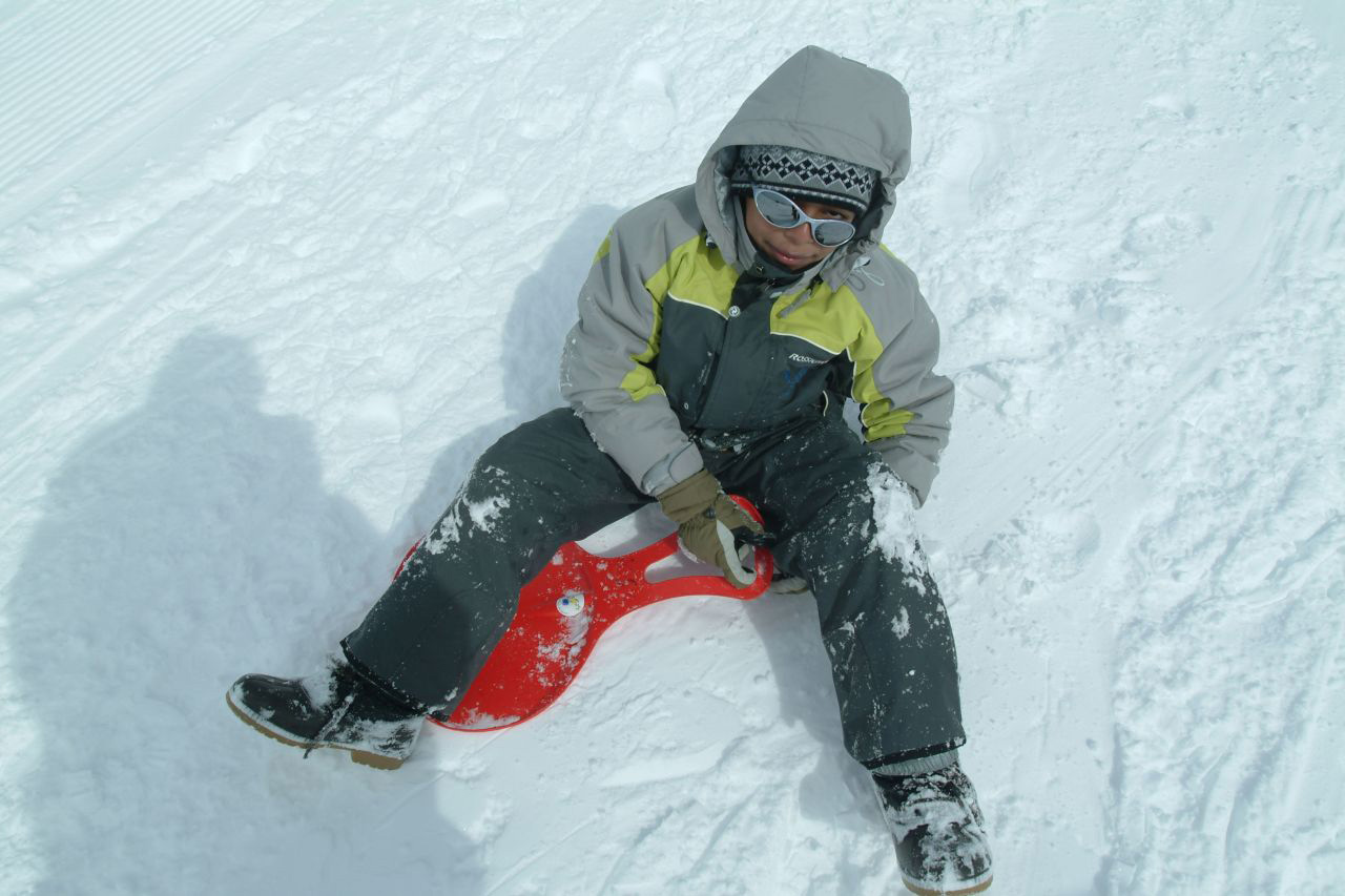 Je vous présente Lucas, notre champion du monde de luge sur les fesses !