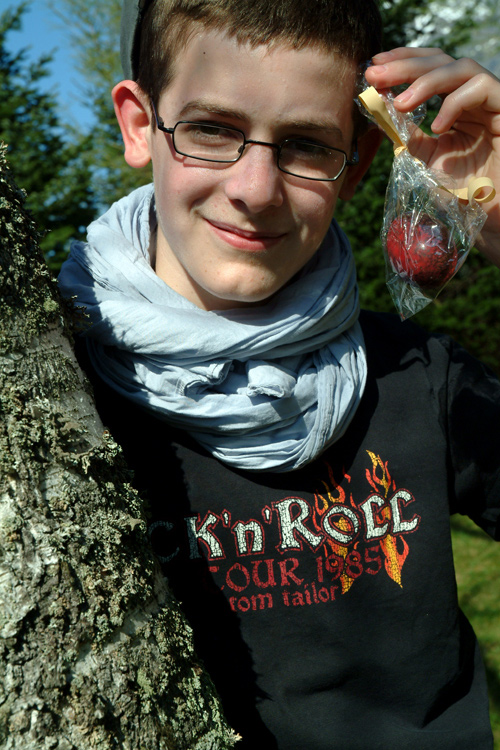 Théophile fait sa collecte de chocolats dans le jardin, il a de quoi se faire de bons goûters pour toute la semaine !