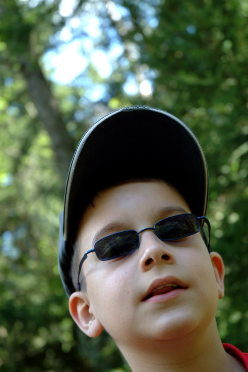 Lunettes et casquette noires, Dimitri ne veut pas être embêté à signer des autographes cet après-midi !