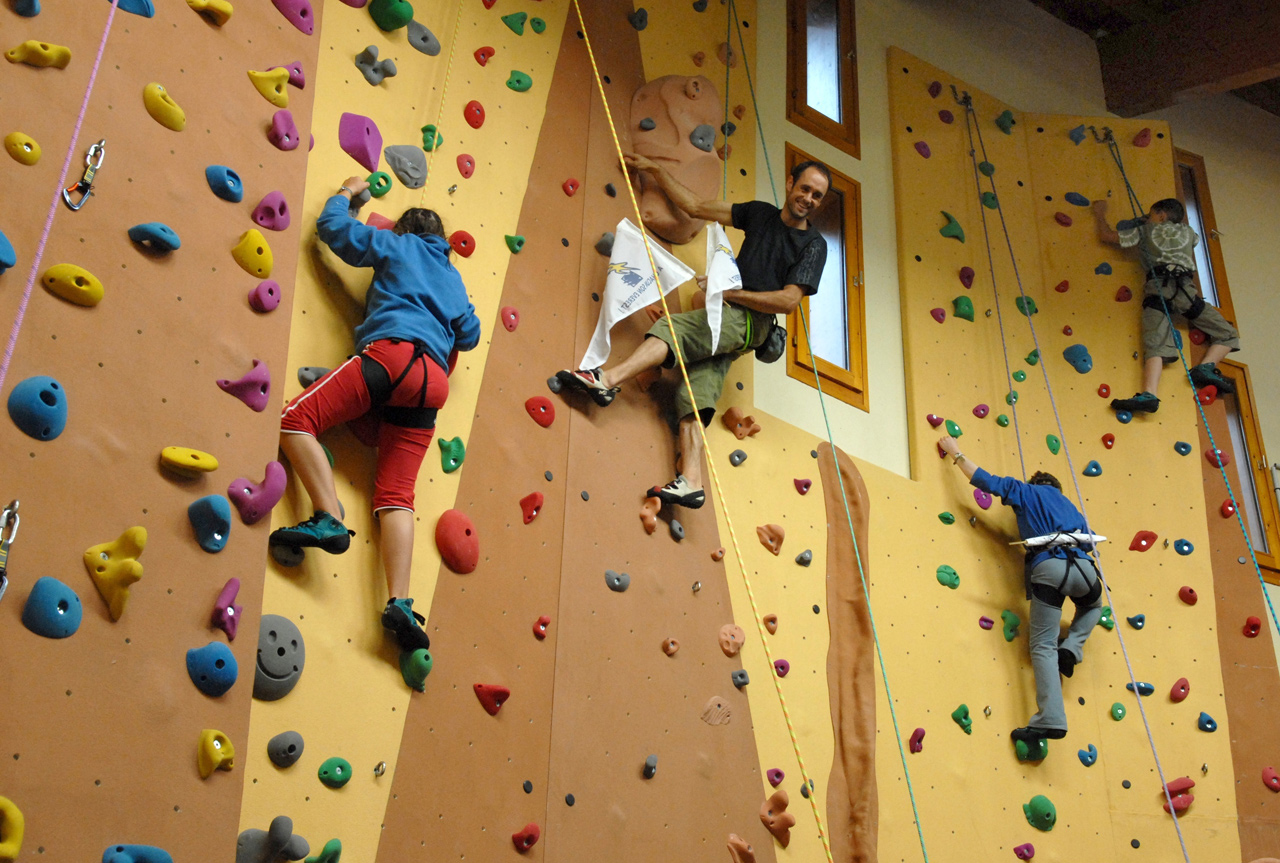 Daniel Du Lac champion du monde d’escalade accompagne les enfants vers le sommet de la salle