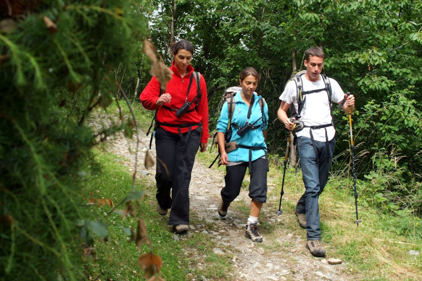 Regardez les filles ! Pour bien marcher en montagne, il faut se tenir bien droit et mettre un pied devant l’autre, c’est facile !