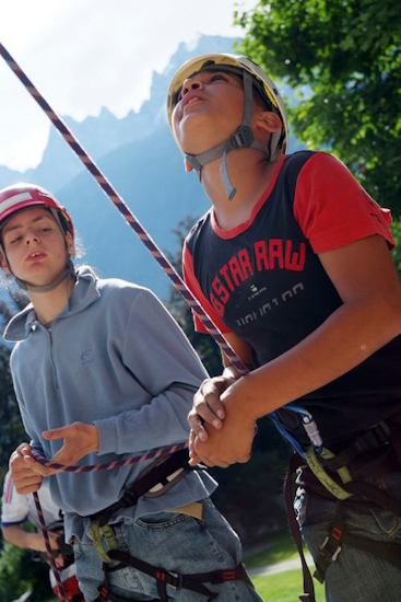 Alors, on a Khalil qui assure le copain qui grimpe, et Guilhem qui s’assure que Khalil assure bien, avec ça on est sauvé !