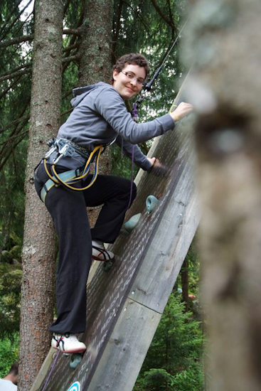 T’as raison Claire, c’est plus simple de monter le mur d’escalade que par les arbres !
