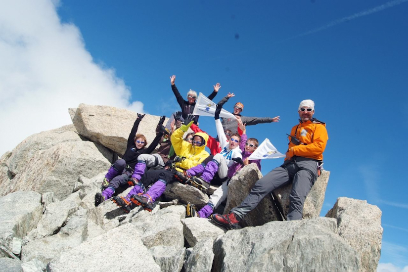 Un petit groupe de téméraires emmené par les guides se permet même de grimper jusqu’aux dalles supérieures !