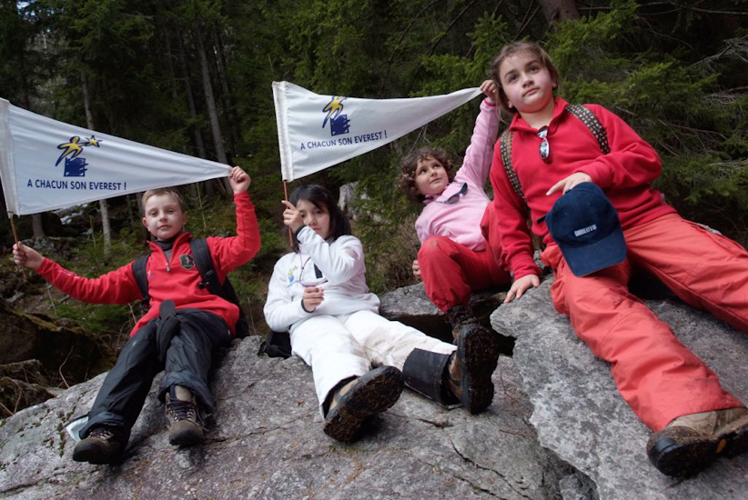 On sort déjà les drapeaux de la victoire ! (Baptiste, Mathilda, Alyssa et Alison)