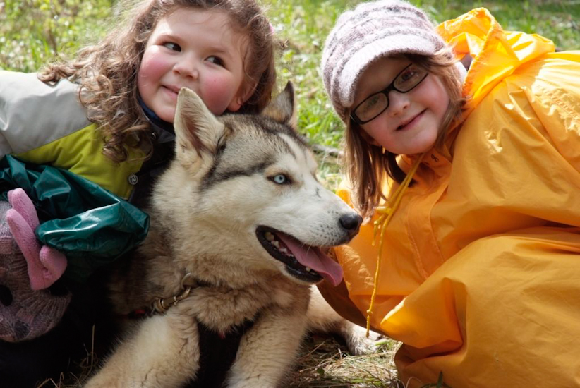 Ah la tendre arrivée ! Des malicieuses souriantes s’étendirent sans attendre aux flancs des chiens rincés … (Louane et Léonie)