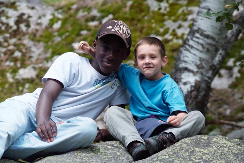 Deux potes d’envergure ! Le plus petit : Emile, le plus grand : Souleymane !