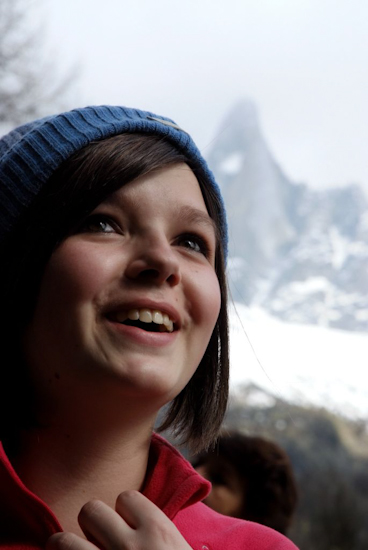 Emerveillée par le paysage, Alicia ne veut pas en rater une miette !