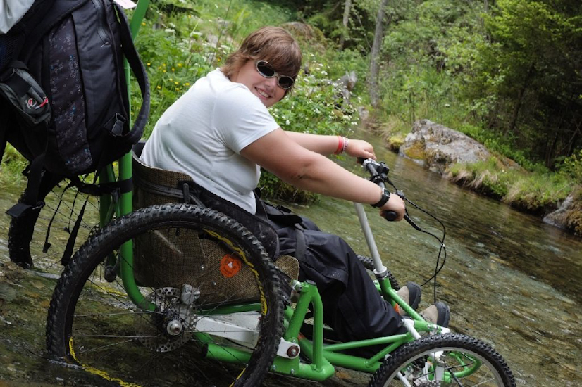 Rafraîchissement des pneus échauffés par les tours et les détours ! Au milieu de la rivière : Charlotte !