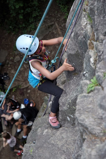 Passage extrême pour Anna-Jhyn qui s’accroche à la paroi.